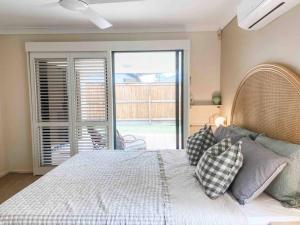 Bright and Spacious Noosa Pad with Pool