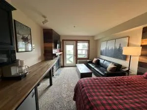 Slope-side Snowshoe Village Condo - Sutton