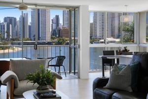 Stylish 2-Bed in Surfers Paradise with River Views