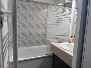 Studio Centre Cauterets avec Parking et Vue Montagne - FR-1-812-8