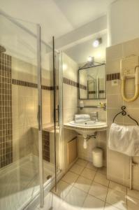 Hotels Logis Le Printemps Hotel Restaurant - Montelimar : Chambre Triple