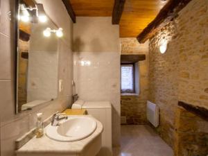 Maisons de vacances Maison rustique en pierre avec jardin et cheminee pres de Sarlat - FR-1-616-385 : photos des chambres