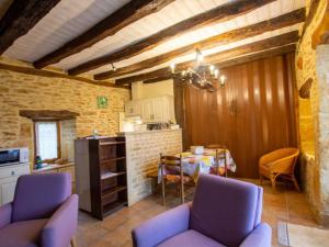 Maisons de vacances Maison rustique avec jardin et equipements pour enfants, proche Sarlat - FR-1-616-394 : photos des chambres