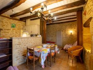 Maisons de vacances Maison rustique avec jardin et equipements pour enfants, proche Sarlat - FR-1-616-394 : photos des chambres