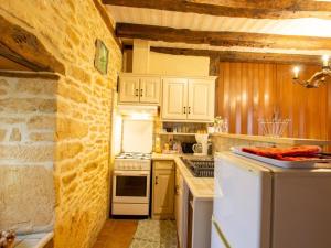 Maisons de vacances Maison rustique avec jardin et equipements pour enfants, proche Sarlat - FR-1-616-394 : photos des chambres