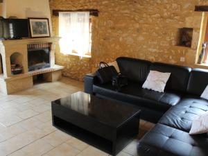 Maisons de vacances Gite perigourdin avec piscine partagee, cheminee et animaux admis pres de Bergerac - FR-1-616-416 : photos des chambres