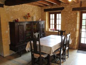 Maisons de vacances Gite perigourdin avec piscine partagee, cheminee et animaux admis pres de Bergerac - FR-1-616-416 : photos des chambres