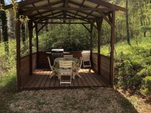 Maisons de vacances Chalet bois intime avec Wifi, piscine partagee, a 1 km de St Pompont - FR-1-616-429 : photos des chambres