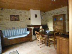 Maisons de vacances Maison perigourdine, cheminee, jardin clos, proche Sarlat - FR-1-616-420 : photos des chambres