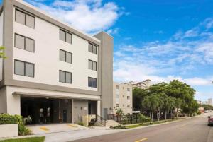 Beautiful 1BR in Little Havana Close with King Bed Near Brickell & Marlins Park