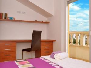 Bright Kaštela Apartment with Balcony and Private Parking