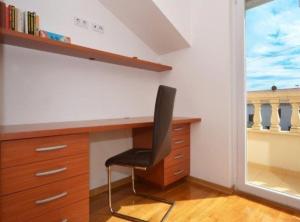 Bright Kaštela Apartment with Balcony and Private Parking