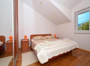 Bright Kaštela Apartment with Balcony and Private Parking