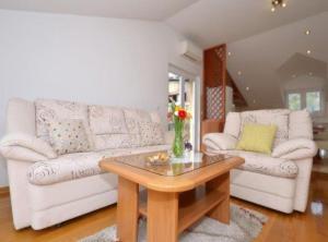 Bright Kaštela Apartment with Balcony and Private Parking