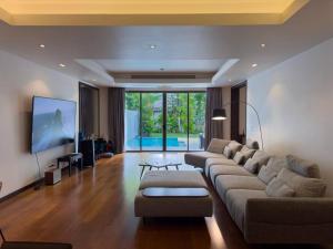 Charming 3-bdr apartment with pool