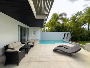 Charming 3-bdr apartment with pool