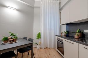 NEW! Duomo-San Siro - Super Cute Modern Apt, 15mins to Duomo!