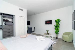 Centrally Located 1BR with King Bed Near Brickell, Airport Downtown and Wynwood