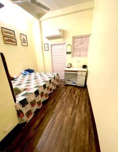 Mini Studio close to Quest Mall