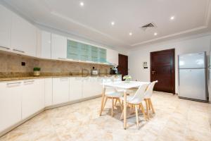 Immaculate 4BR Villa with Assistant Room and Private Pool at Frond O Palm Jumeirah by Deluxe Holiday Homes