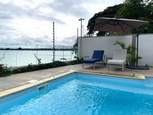 Baywatch - Pieds dans leau avec piscine