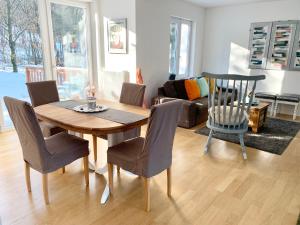 Ház a Pilisben - mókus család a kertben