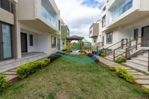 3 BR Crystal Creek Apt with Pool - Mon Vallon