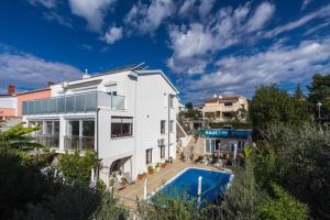 Apartment Koralj °1 with swimming Pool