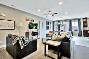 Four-Bedroom Holiday Home room in Pet Friendly Free Townies 96 Hour Cancellation Policy Poolside Home - Entrada 424