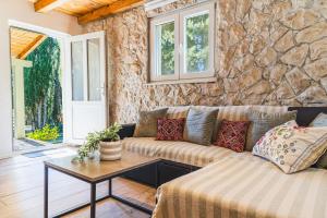 Country House Uros in Nature with Pool