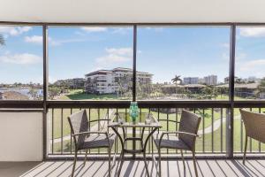 Condo with pool, view of Clam Bay and walk to beach - Ubytování bez kategorie ve městě Marco Island