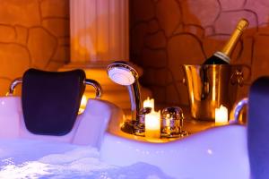 La Suite de Vénus - Chambre à thème Love Room Jacuzzi et Pièce Secrète - Évasion pour deux