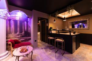 Appartements La Suite de Venus - Chambre a theme Love Room Jacuzzi et Piece Secrete - Evasion pour deux : photos des chambres
