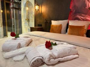 Appartements La Suite de Venus - Chambre a theme Love Room Jacuzzi et Piece Secrete - Evasion pour deux : photos des chambres