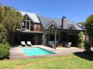 Spacious Villa and Cottage in Noordhoek - Flat Acres