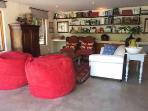 Spacious Villa & Separate Cottage with pool in Noordhoek