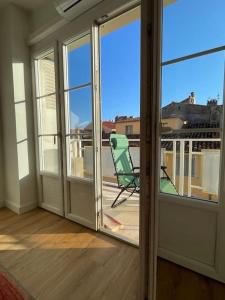 Beautiful - Balcony - Close train and port