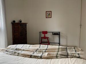 Colorful minimalist apartment 10min away from Paris