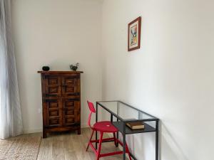 Colorful minimalist apartment 10min away from Paris
