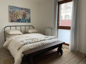 Colorful minimalist apartment 10min away from Paris