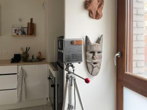 Colorful minimalist apartment 10min away from Paris