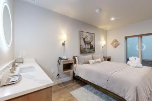 Lion Square Lodge South 257 & 261