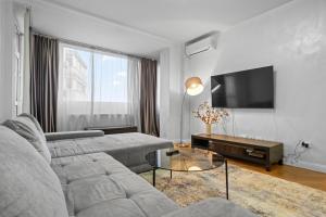 New Luxurious Central Apartment with Park View