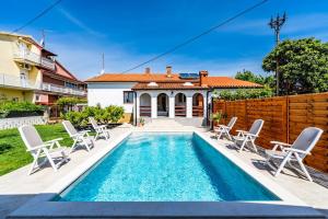 Holiday house Nada with the pool