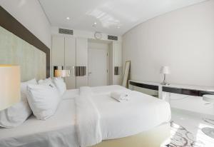 Luxury 3BR Burj Khalifa View Infinity Pool Spa Gym