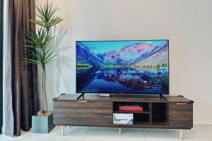 Danga Bay - 2BR Timber Lounge - Dryer - Netflix