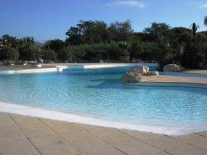 GASDON - Golfe de St-Tropez - Gassin - Studio cabine dans résidence avec piscine bord de mer