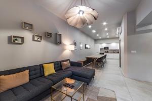 MAISON LE GRATTE CIEL - séminaire ou famille, salle de réunion, 8 chambres Clim, Jardin & Salle de sport