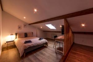 MAISON LE GRATTE CIEL - séminaire ou famille, salle de réunion, 8 chambres Clim, Jardin & Salle de sport