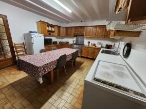 Maisons de vacances Spacious house with large garden in Valdivienne : photos des chambres